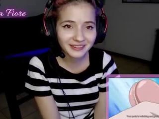 18yo youtuber fica libidinous a assistir hentai durante o córrego e masturba - emma fiore