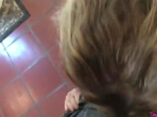 Milf hilft mann mit gebrochen auto (clip)