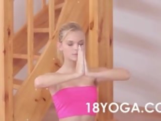 Em bé mơ yoga quân dai tách và fucked lược