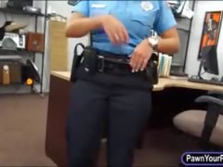 Латино полиция офицер прецака от pawn човек в на задна стаичка