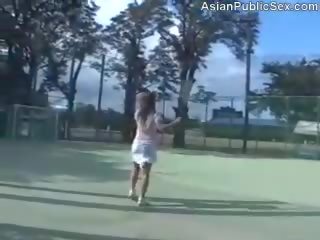Азиатки тенис корт публичен секс