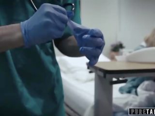 Pur tabou perv médical practitioner donne ado patient vagin examen