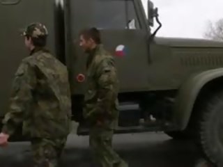 Прецака в дупе от военни кур