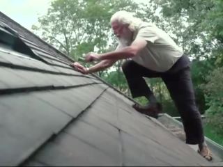 Oud man toneelstukken een seks video- spelletje met jong meisje zij hebben uitstekend wondermooi seks