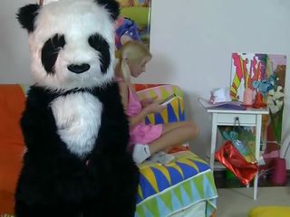 Dies schön teenager mädchen und sie panda bär sicher have2