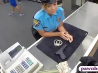 Tettona polizia ufficiale scopata da pawn uomo a guadagnare extra soldi