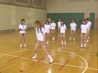 Японська підлітковий вік traning з оголеними грудьми в в гімнастичний зал