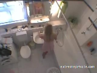 Spiegošana mans blondīne niece sievišķis uz the vannas istaba