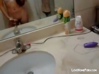 Mignonne jeune asiatique masturbation en la salle de bain