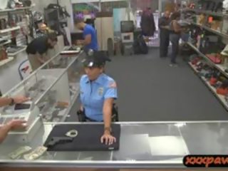 Signorina polizia ufficiale scopata da pawnkeeper a il pawnshop
