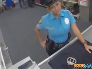 Sexy politie ofițer had mea pistol în ei gură