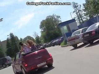 Skolas teritorija meitene bumped uz the automašīna