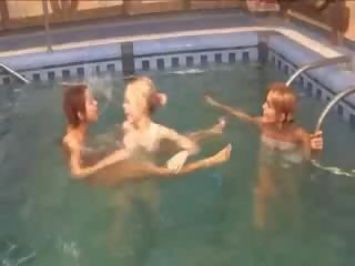 Sexy lezzies në the duke notuar pishinë