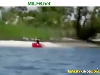 Milfhunter op zijn boot op een zonnig dag met een sexy milf op bo