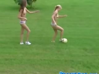 Naken lesbiske spiller fotball