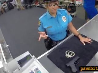 Polisiýa officer pawns her amjagaz n fucked