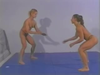 A seno nudo combattimento ceco femmina bodybuilder vs idoneità mode