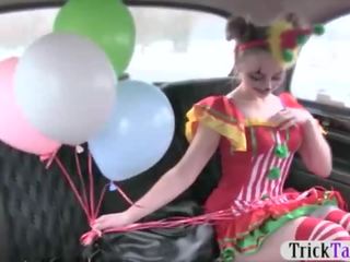 Fille en clown costume baisée par la chauffeur pour gratuit fare