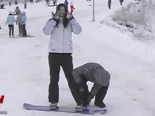 Azjatyckie para szalone snowboarding i seksualny adventures wideo