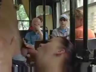 Nga cô gái được fucked lược trong các xe buýt
