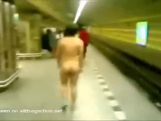 Гол човек осмели към разходка към и езда влак
