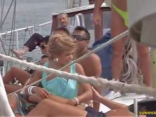 Sunrise koningen: blondine geeft een pijpen op de boot