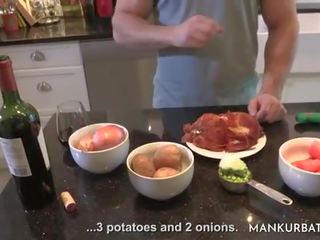 Un hombre masturba en la cocina