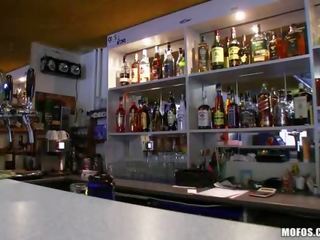 Barmaid lenka railed в в бар для готівка
