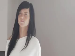 Μοναδικός blackhaired γυναίκα με φακίδες