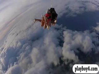 Nakal badass panas babes wind burn skydiving telanjang